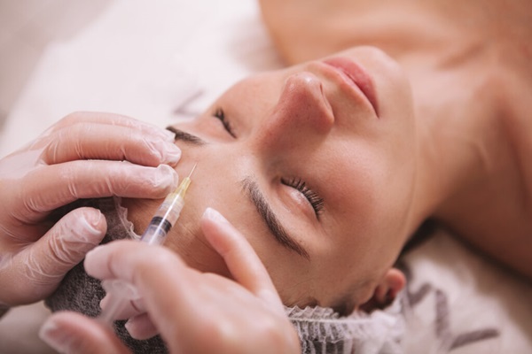 Preenchimento facial com ácido hialurônico: revitalize sua beleza de forma segura e duradoura!