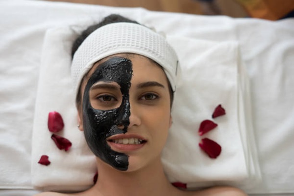 Estética facial com Black Peel: renove e revitalize sua pele!