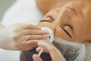 Revitalize sua beleza: descubra o preenchimento facial com ácido hialurônico!